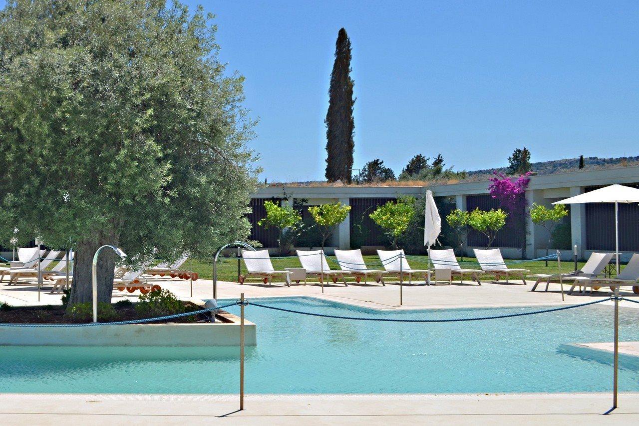 Borgo Di Luce I Monasteri Golf Resort & Spa Syracuse Exterior photo The pool at the hotel
