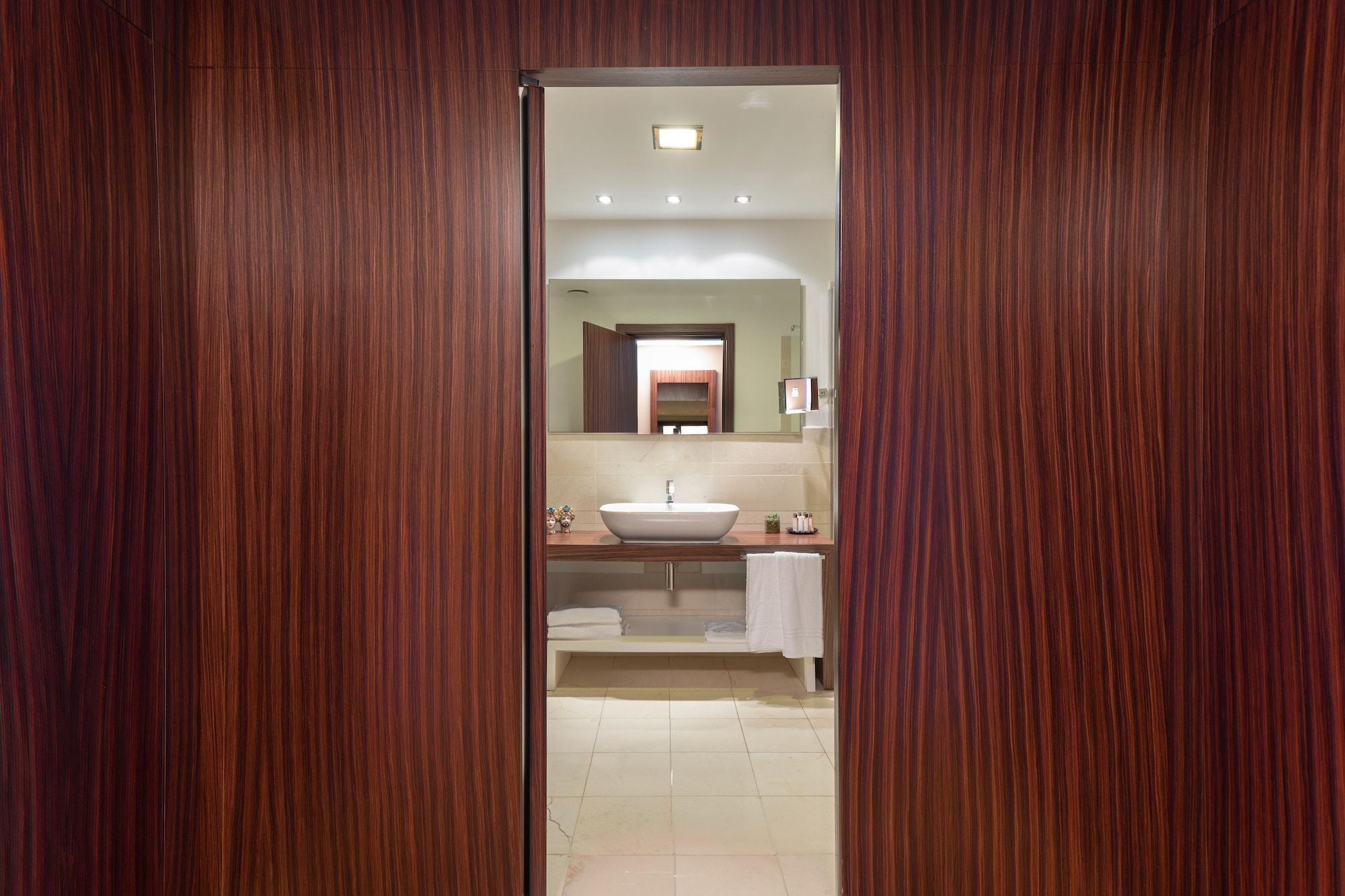 Borgo Di Luce I Monasteri Golf Resort & Spa Syracuse Exterior photo A pocket door
